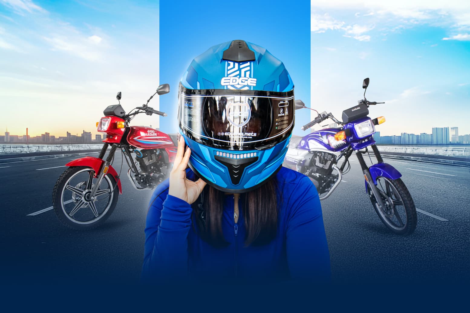 Imagen de dos personas con moto y celular