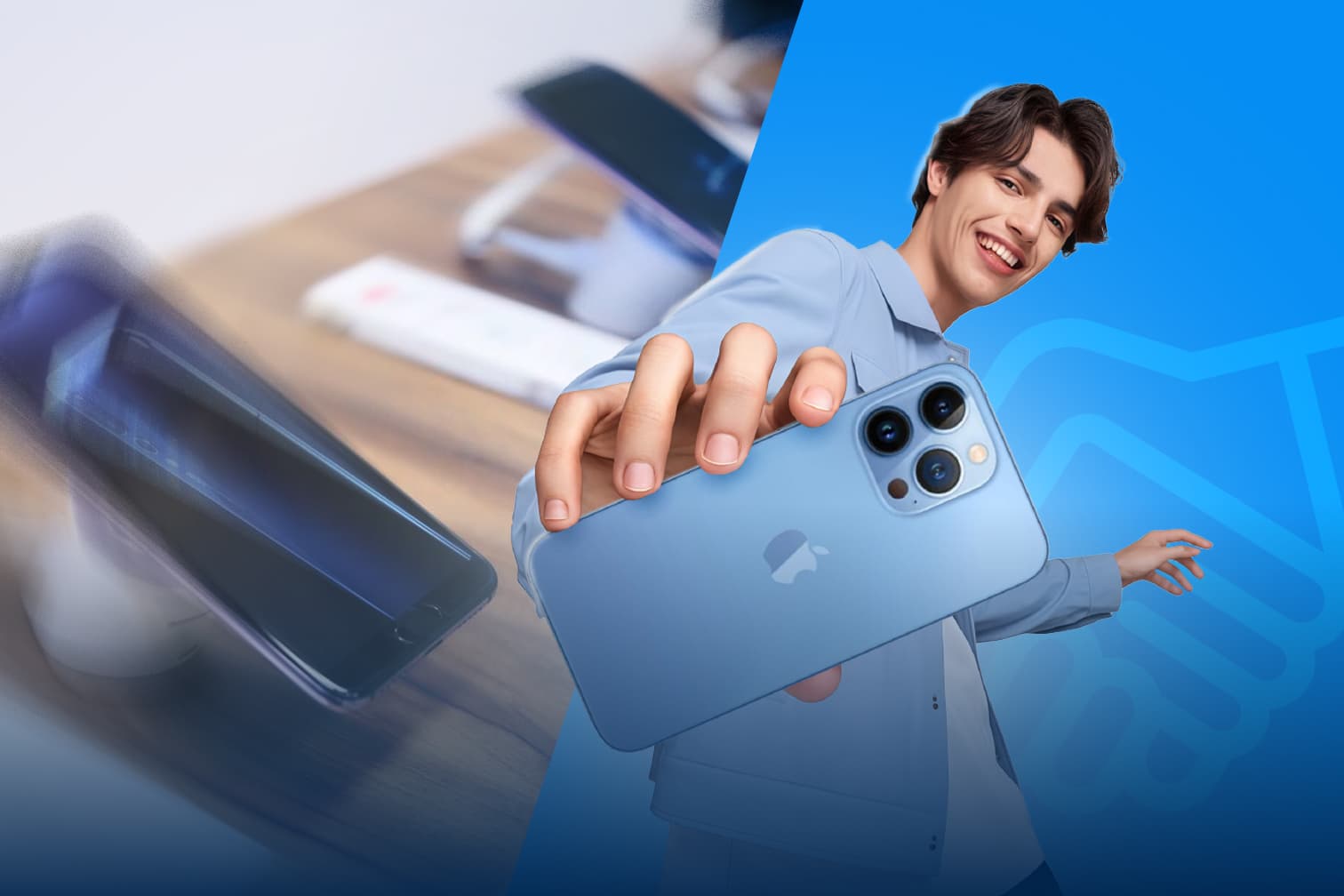 Imagen de dos personas con moto y celular